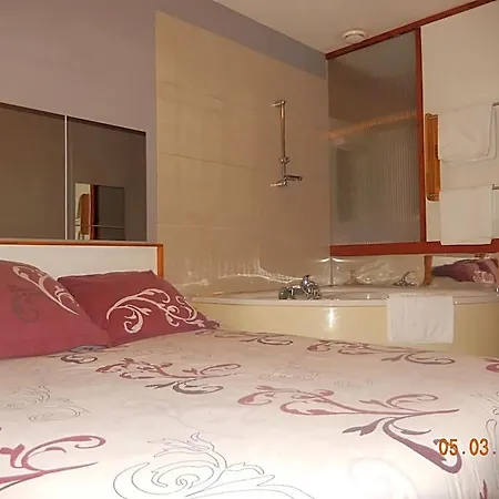 Hotel Eco Logis - L'Impiade מלון